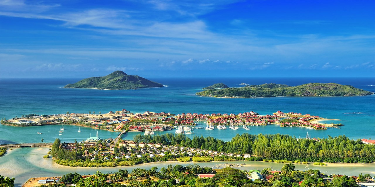 Exclusiva Kenia (Lewa, Loisaba Lodo Springs) y Seychelles diseñado por LAT.40